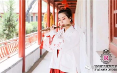 小姐姐穿汉服做美甲图片,小姐姐汉服演绎古典韵味