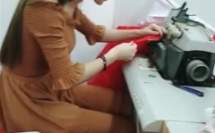 小姐姐工作太认真了,专注与热情的完美融合