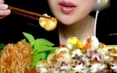 韩国小姐姐吃章鱼烧,韩国小姐姐的章鱼烧美食之旅